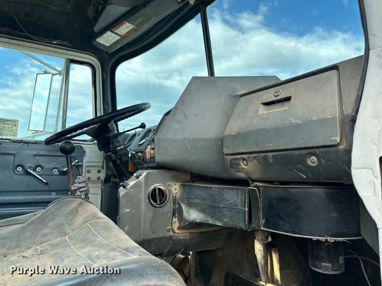 image for item DO5091 1989 Mack R688ST  water truck