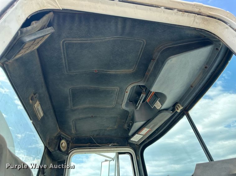 image for item DO5091 1989 Mack R688ST  water truck