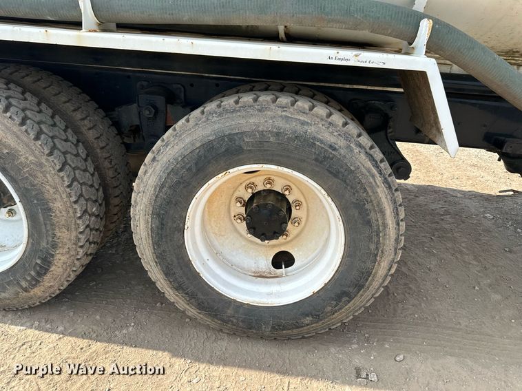 image for item DO5091 1989 Mack R688ST  water truck