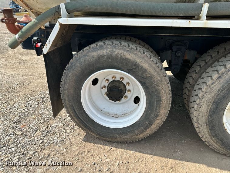 image for item DO5091 1989 Mack R688ST  water truck