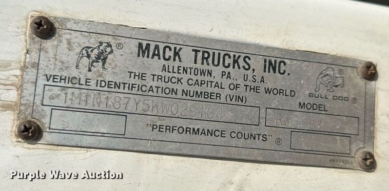 image for item DO5091 1989 Mack R688ST  water truck