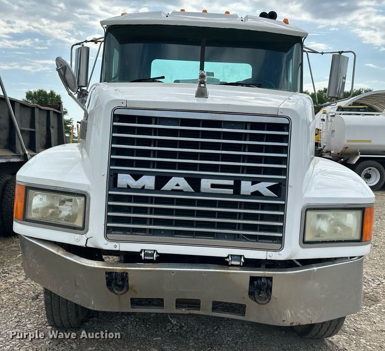 image for item DO5092 1999 Mack CH613  truck cab and chassis