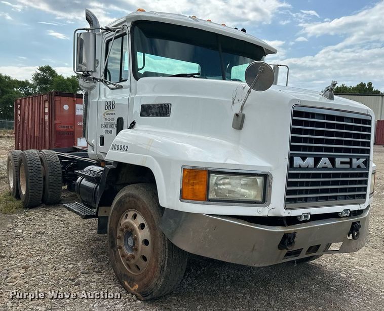 image for item DO5092 1999 Mack CH613  truck cab and chassis