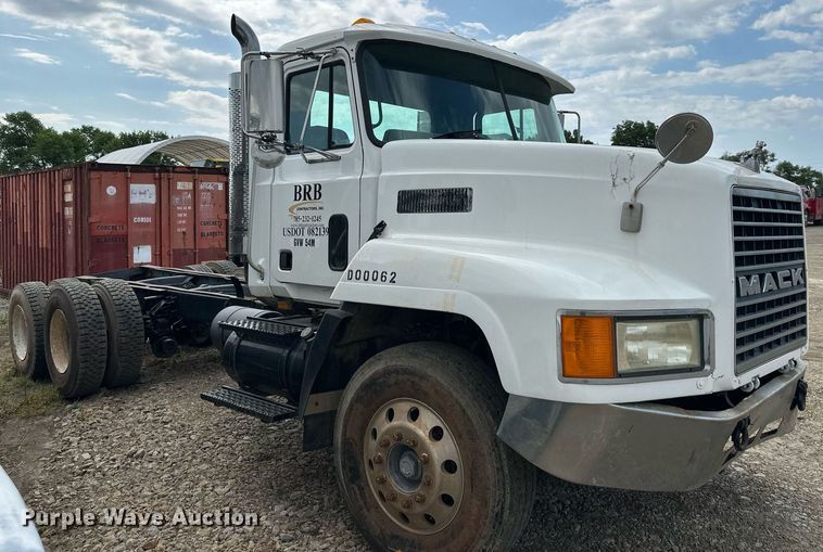 image for item DO5092 1999 Mack CH613  truck cab and chassis