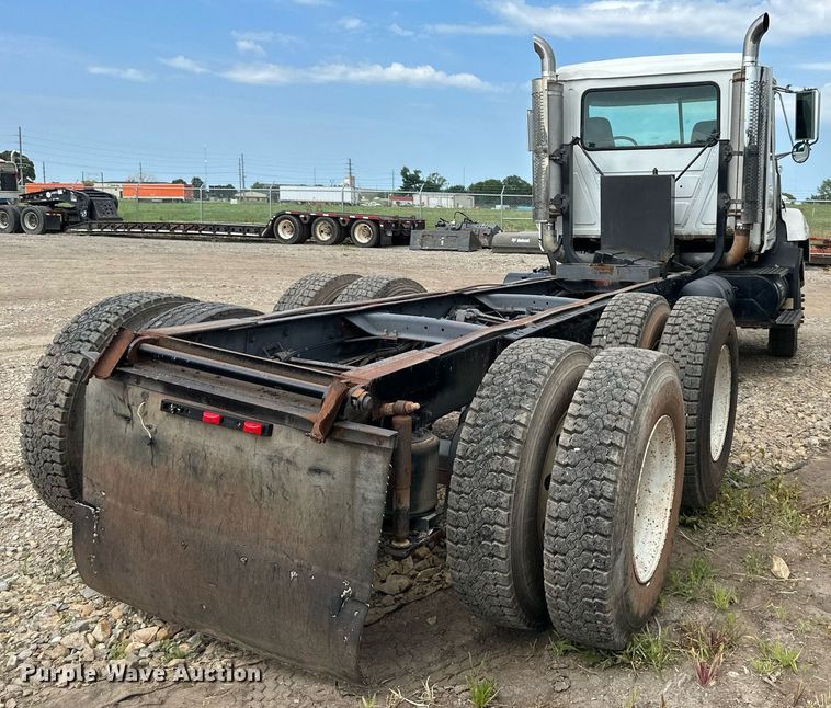image for item DO5092 1999 Mack CH613  truck cab and chassis
