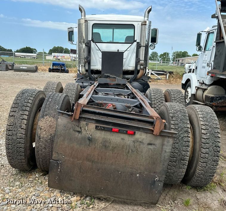 image for item DO5092 1999 Mack CH613  truck cab and chassis