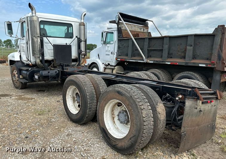 image for item DO5092 1999 Mack CH613  truck cab and chassis