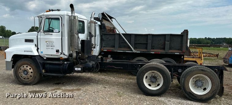 image for item DO5092 1999 Mack CH613  truck cab and chassis