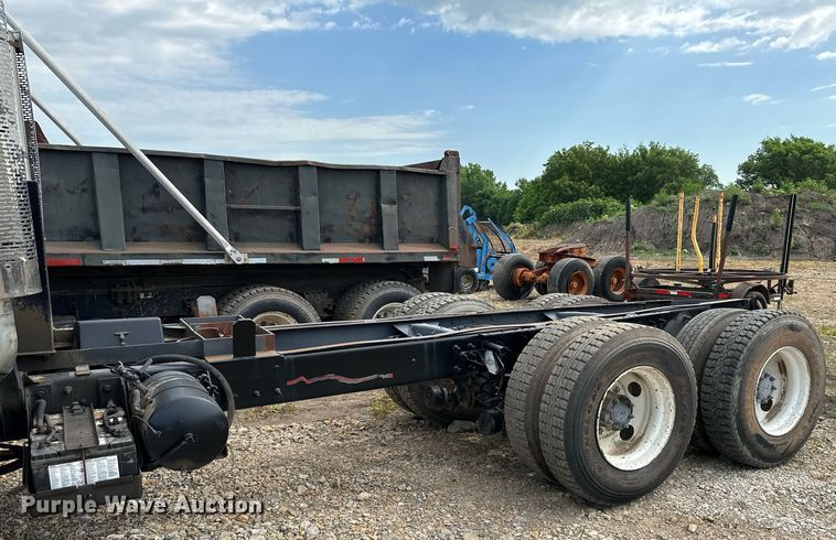 image for item DO5092 1999 Mack CH613  truck cab and chassis