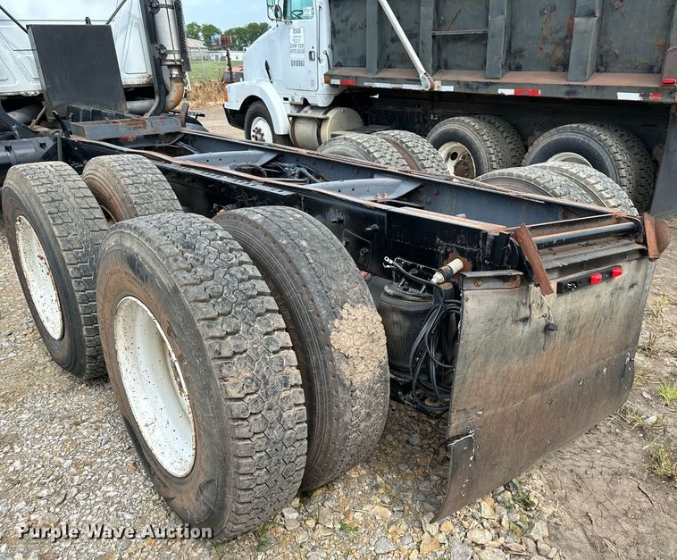 image for item DO5092 1999 Mack CH613  truck cab and chassis