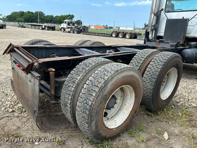 image for item DO5092 1999 Mack CH613  truck cab and chassis