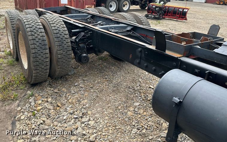 image for item DO5092 1999 Mack CH613  truck cab and chassis