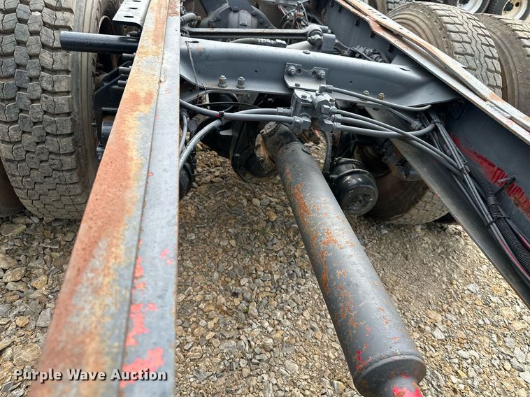 image for item DO5092 1999 Mack CH613  truck cab and chassis