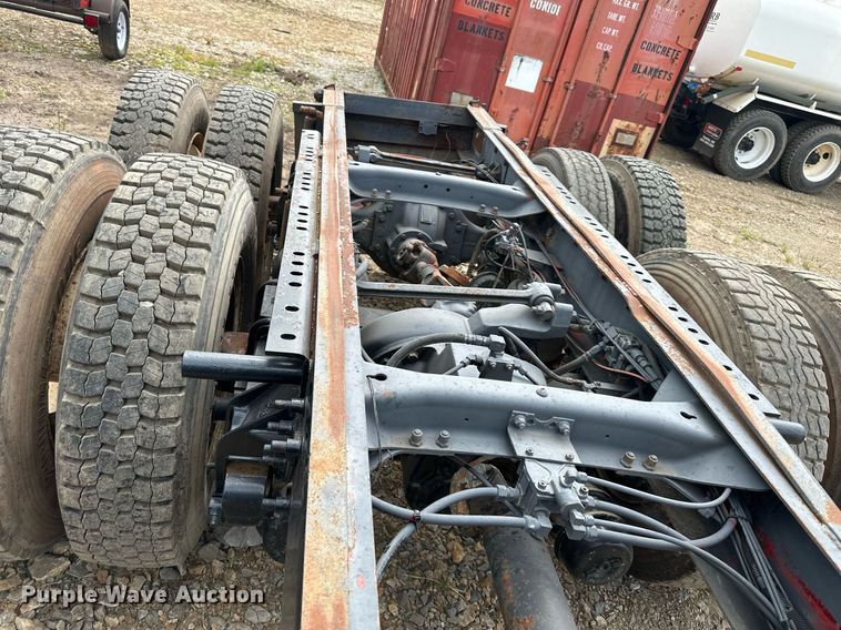 image for item DO5092 1999 Mack CH613  truck cab and chassis