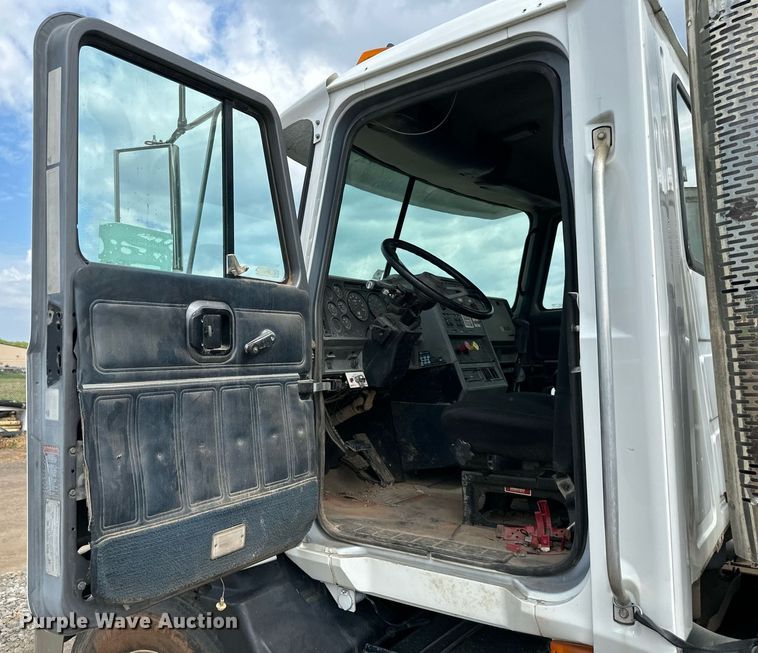 image for item DO5092 1999 Mack CH613  truck cab and chassis