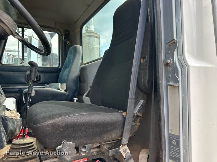 image for item DO5092 1999 Mack CH613  truck cab and chassis