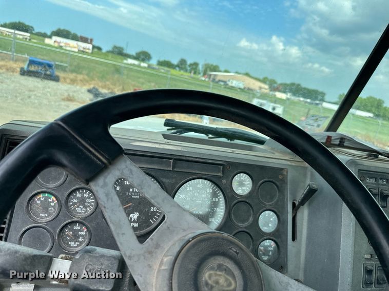 image for item DO5092 1999 Mack CH613  truck cab and chassis