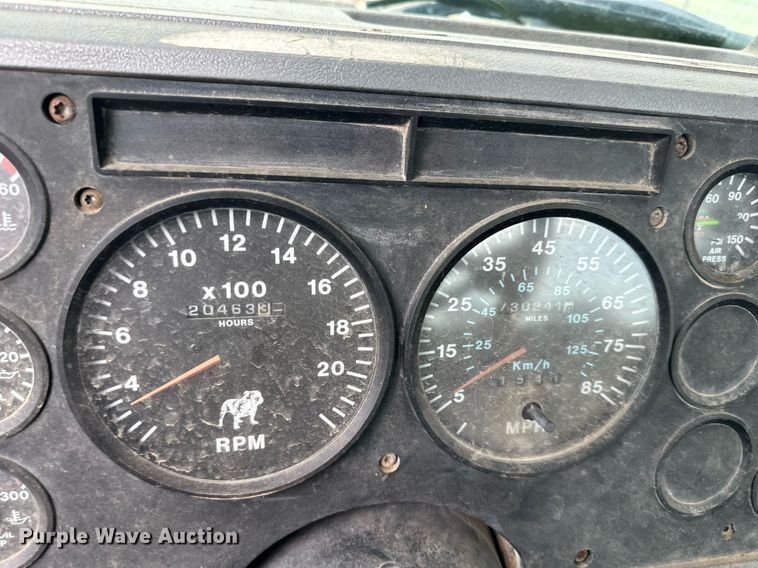 image for item DO5092 1999 Mack CH613  truck cab and chassis