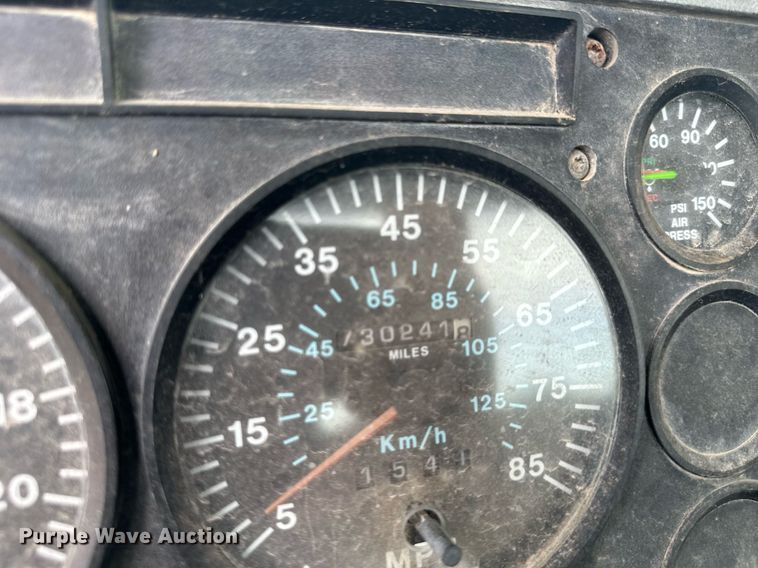 image for item DO5092 1999 Mack CH613  truck cab and chassis