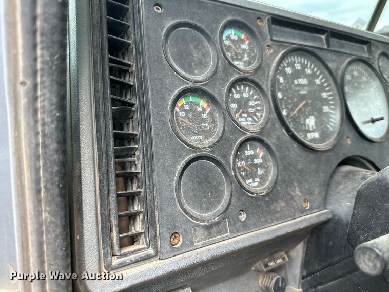 image for item DO5092 1999 Mack CH613  truck cab and chassis