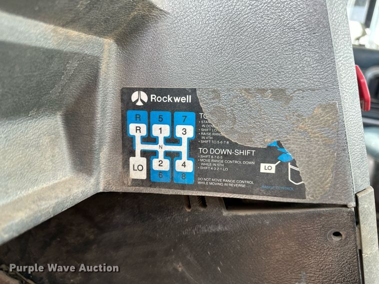 image for item DO5092 1999 Mack CH613  truck cab and chassis