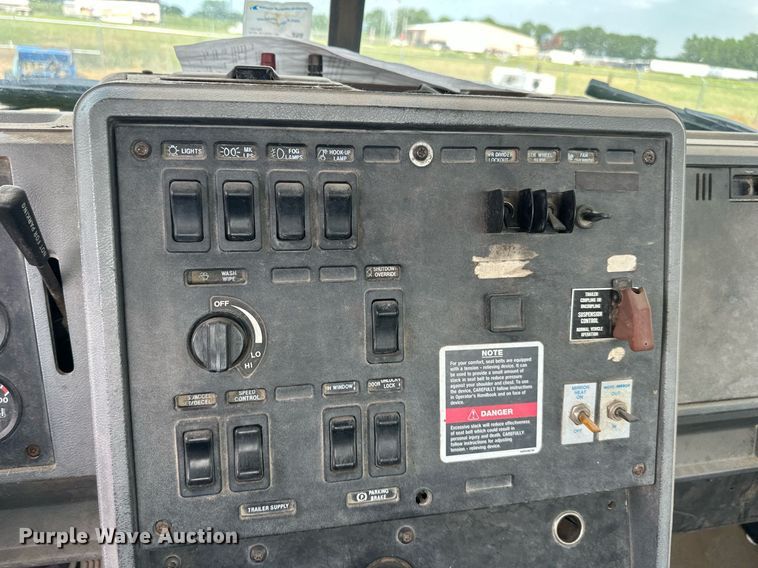 image for item DO5092 1999 Mack CH613  truck cab and chassis