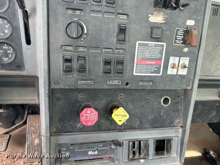 image for item DO5092 1999 Mack CH613  truck cab and chassis