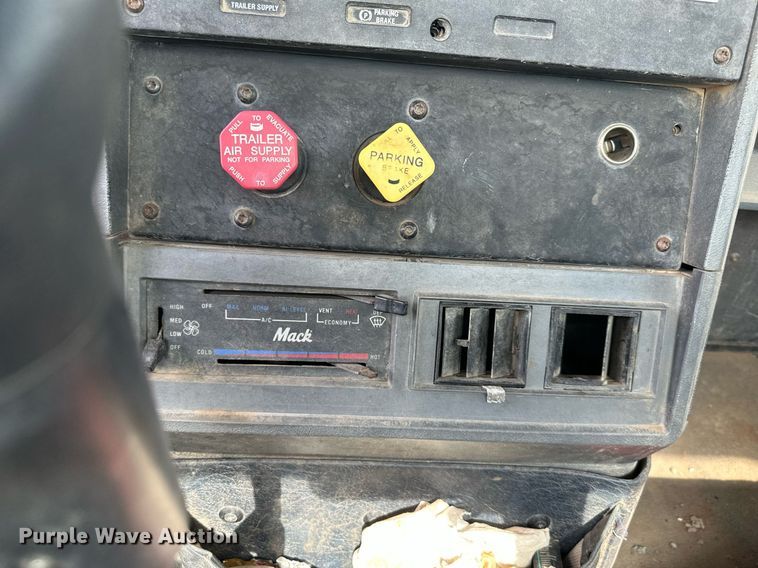 image for item DO5092 1999 Mack CH613  truck cab and chassis