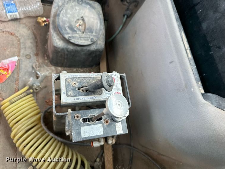 image for item DO5092 1999 Mack CH613  truck cab and chassis