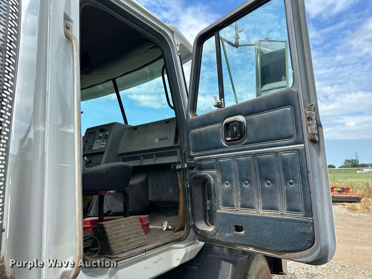 image for item DO5092 1999 Mack CH613  truck cab and chassis