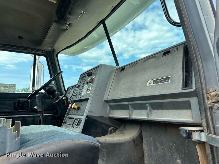 image for item DO5092 1999 Mack CH613  truck cab and chassis