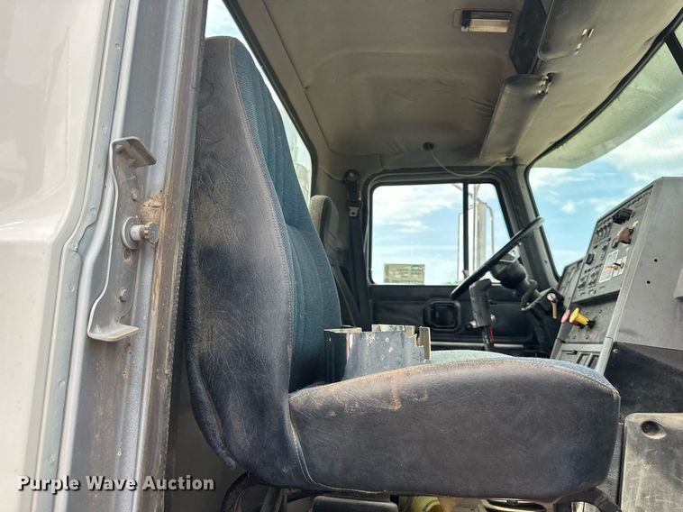 image for item DO5092 1999 Mack CH613  truck cab and chassis