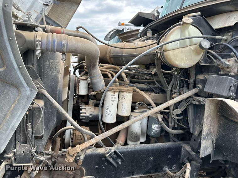 image for item DO5092 1999 Mack CH613  truck cab and chassis