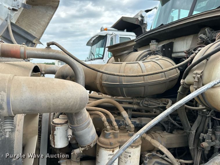 image for item DO5092 1999 Mack CH613  truck cab and chassis