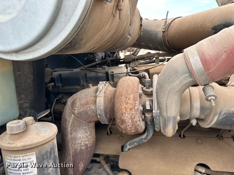 image for item DO5092 1999 Mack CH613  truck cab and chassis