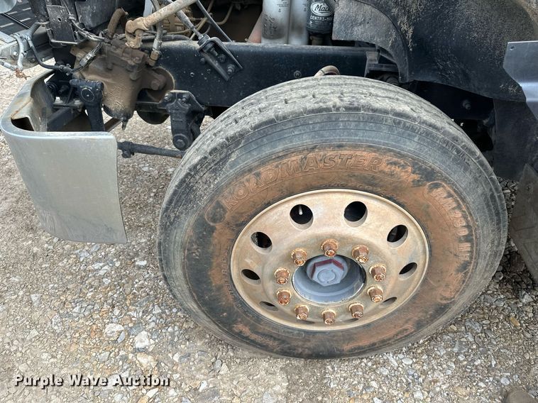 image for item DO5092 1999 Mack CH613  truck cab and chassis