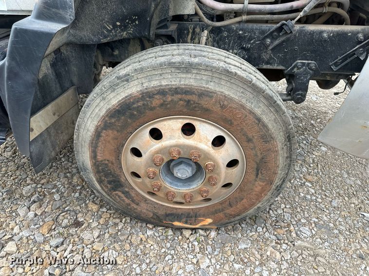 image for item DO5092 1999 Mack CH613  truck cab and chassis