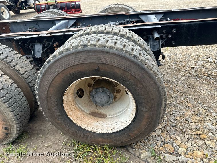 image for item DO5092 1999 Mack CH613  truck cab and chassis