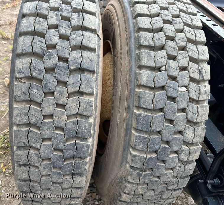 image for item DO5092 1999 Mack CH613  truck cab and chassis