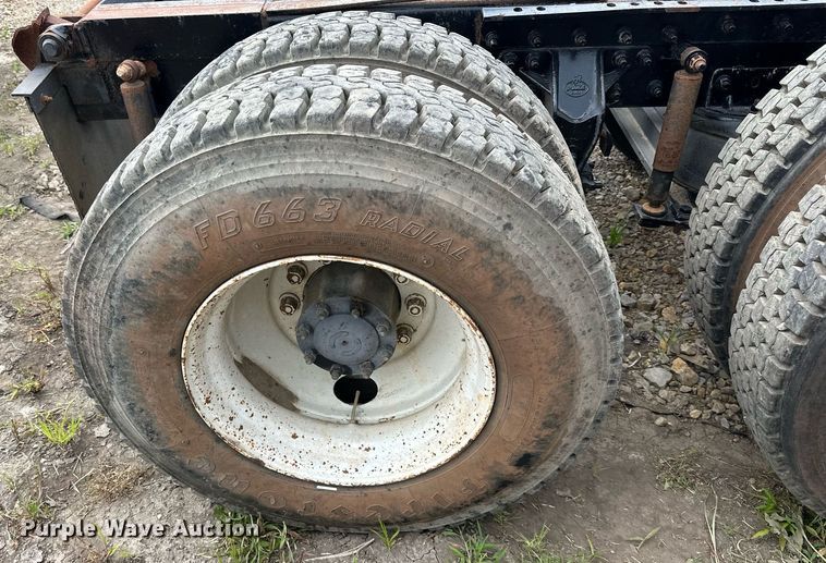 image for item DO5092 1999 Mack CH613  truck cab and chassis