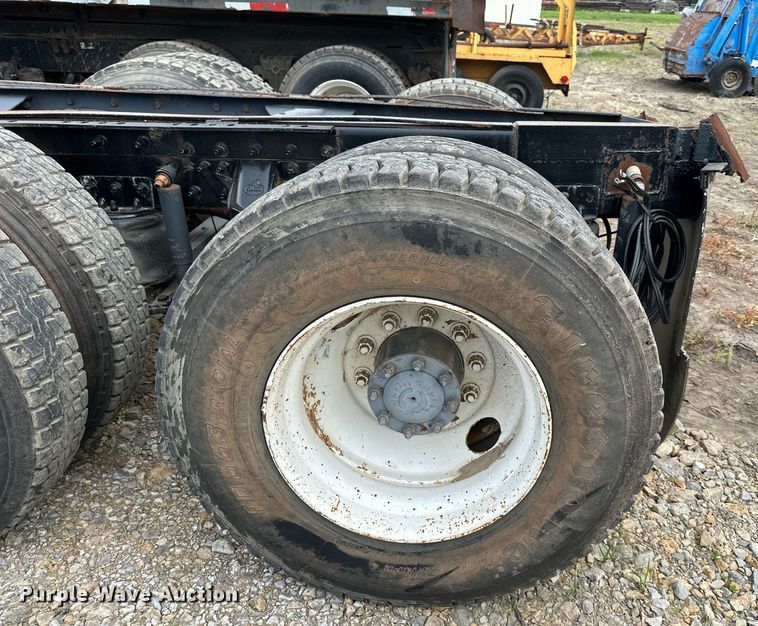 image for item DO5092 1999 Mack CH613  truck cab and chassis