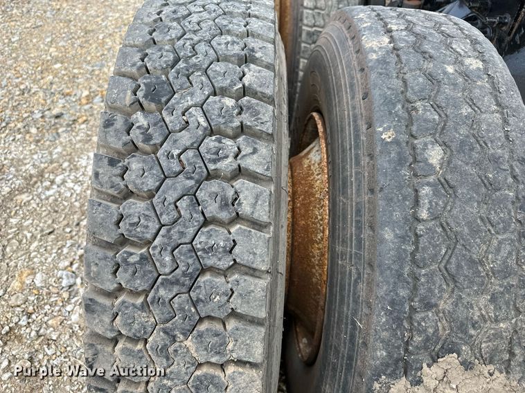 image for item DO5092 1999 Mack CH613  truck cab and chassis