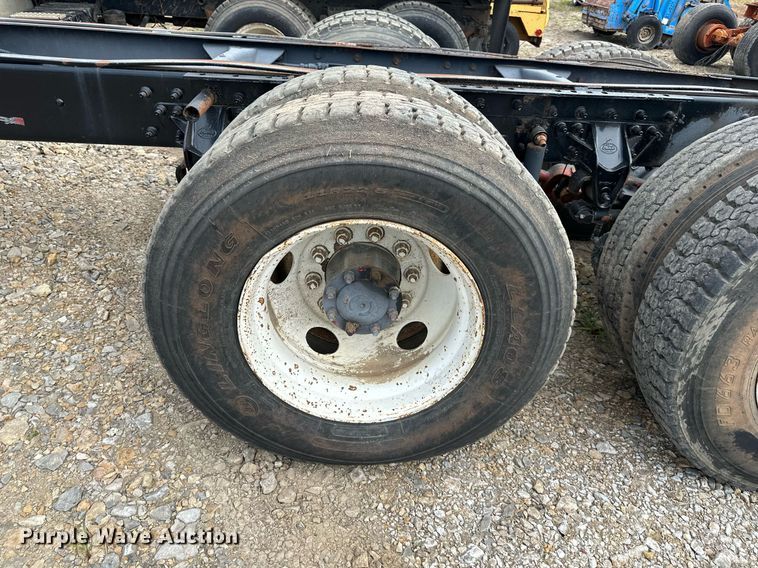 image for item DO5092 1999 Mack CH613  truck cab and chassis