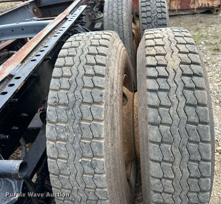 image for item DO5092 1999 Mack CH613  truck cab and chassis