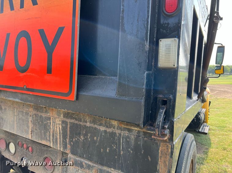 image for item DQ2084 2007 International 4300  dump truck