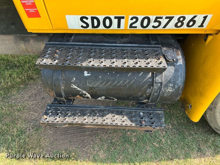 image for item DQ2084 2007 International 4300  dump truck