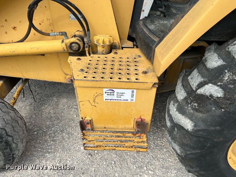 image for item DQ2109 1993 John Deere 310D  backhoe