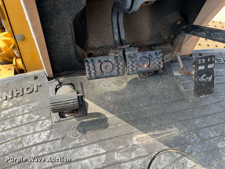 image for item DQ2109 1993 John Deere 310D  backhoe