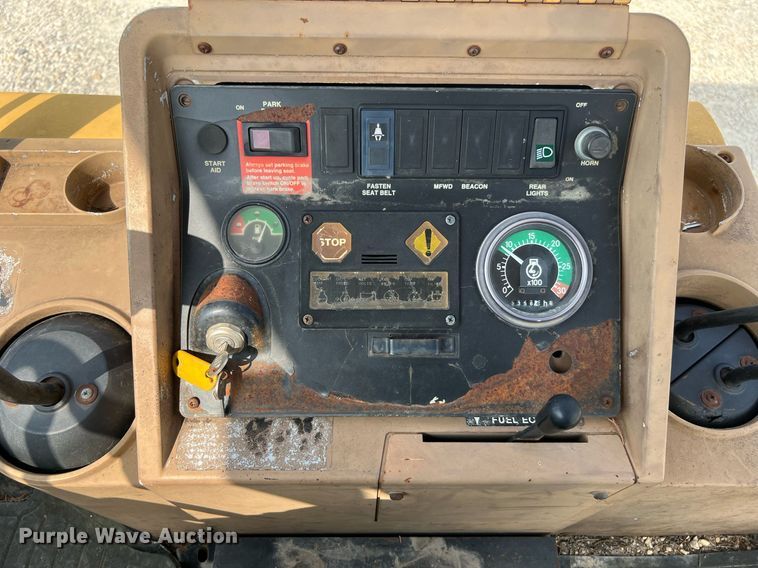 image for item DQ2109 1993 John Deere 310D  backhoe