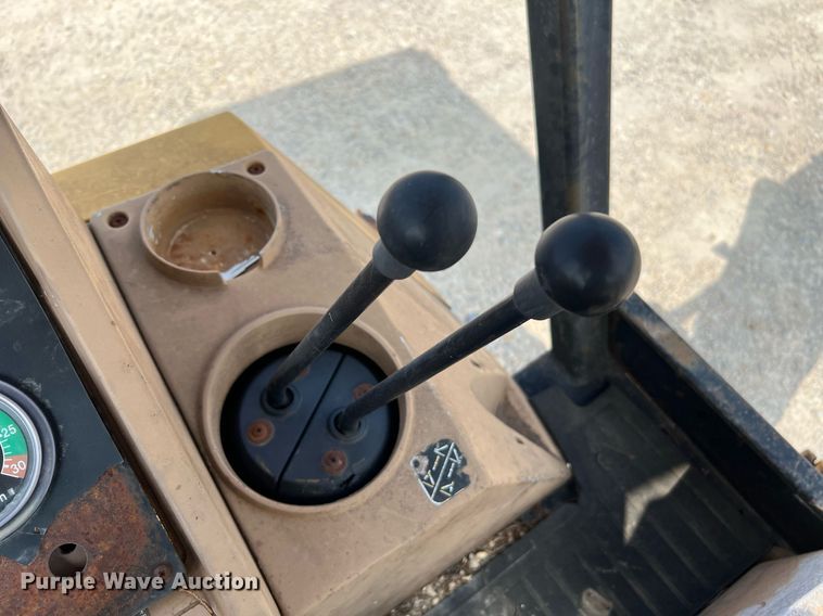 image for item DQ2109 1993 John Deere 310D  backhoe